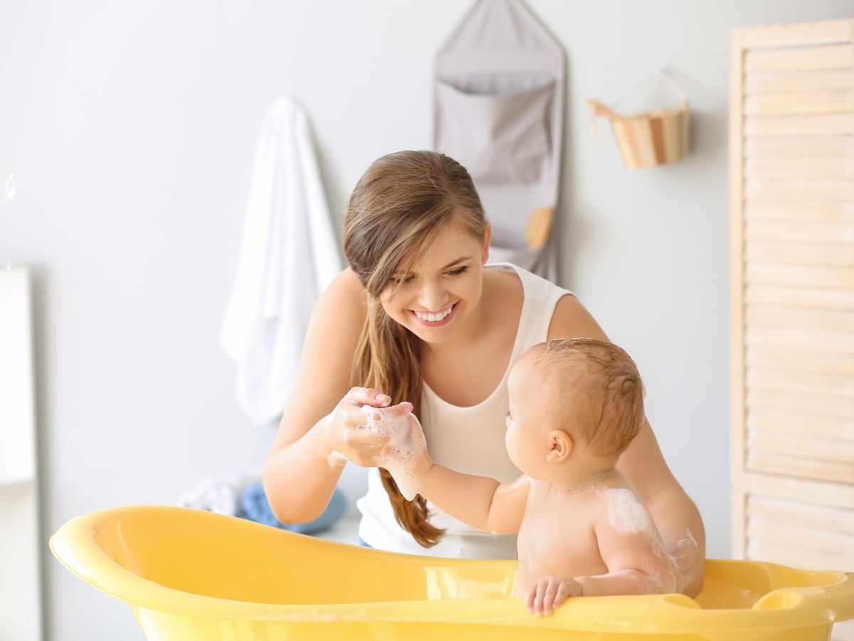 How to shop shower a newborn