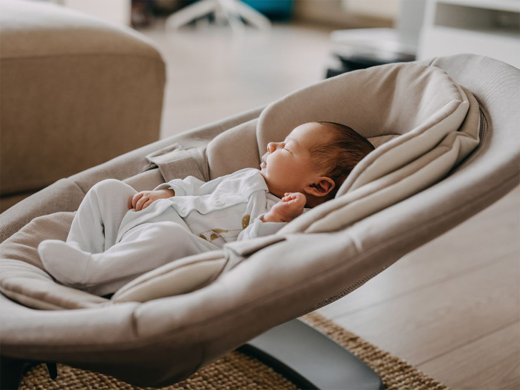 Swing for baby to sleep deals in